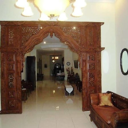 Griya Putri Dewi Guesthouse Yogyakarta Esterno foto