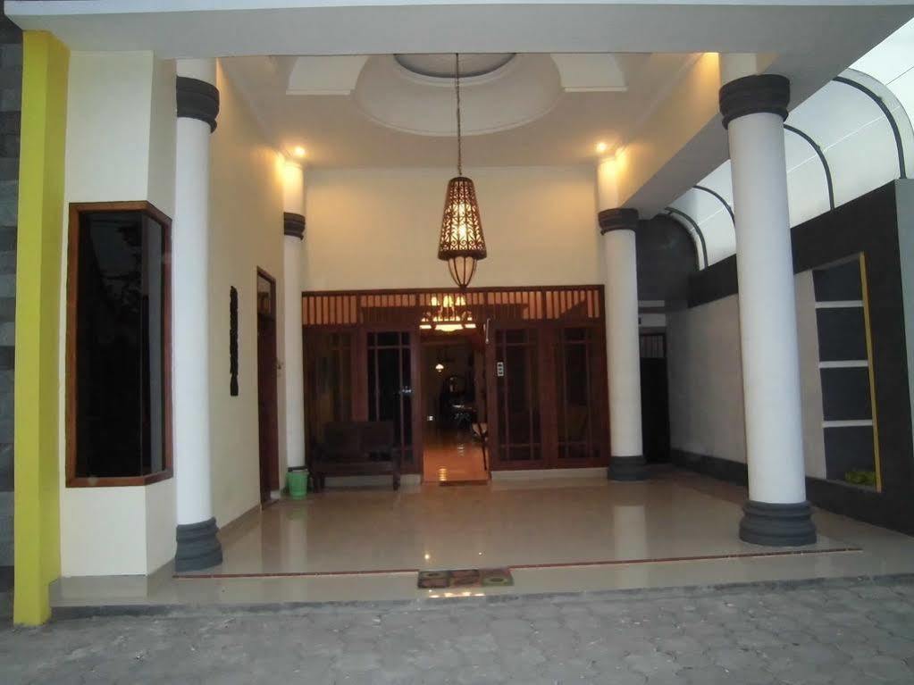 Griya Putri Dewi Guesthouse Yogyakarta Esterno foto