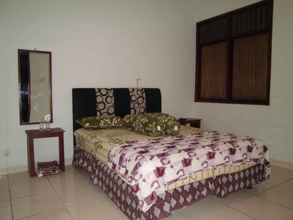 Griya Putri Dewi Guesthouse Yogyakarta Esterno foto