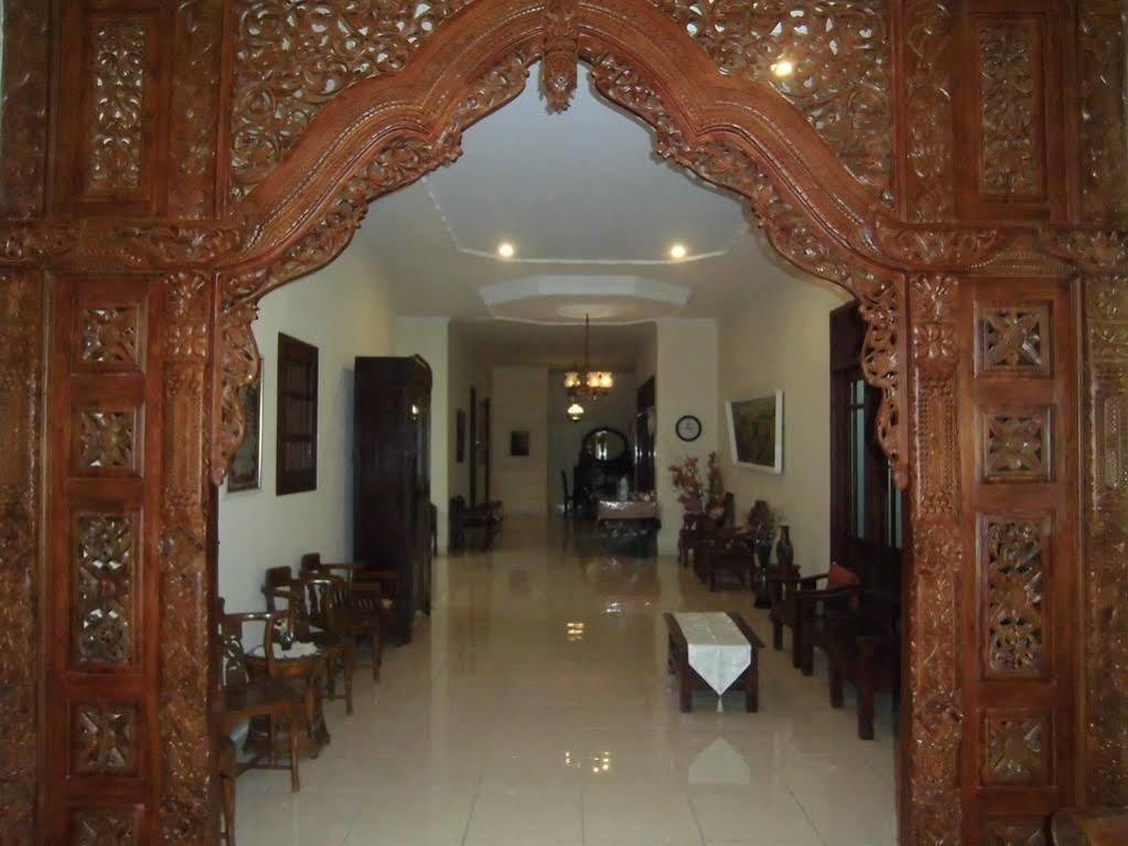 Griya Putri Dewi Guesthouse Yogyakarta Esterno foto