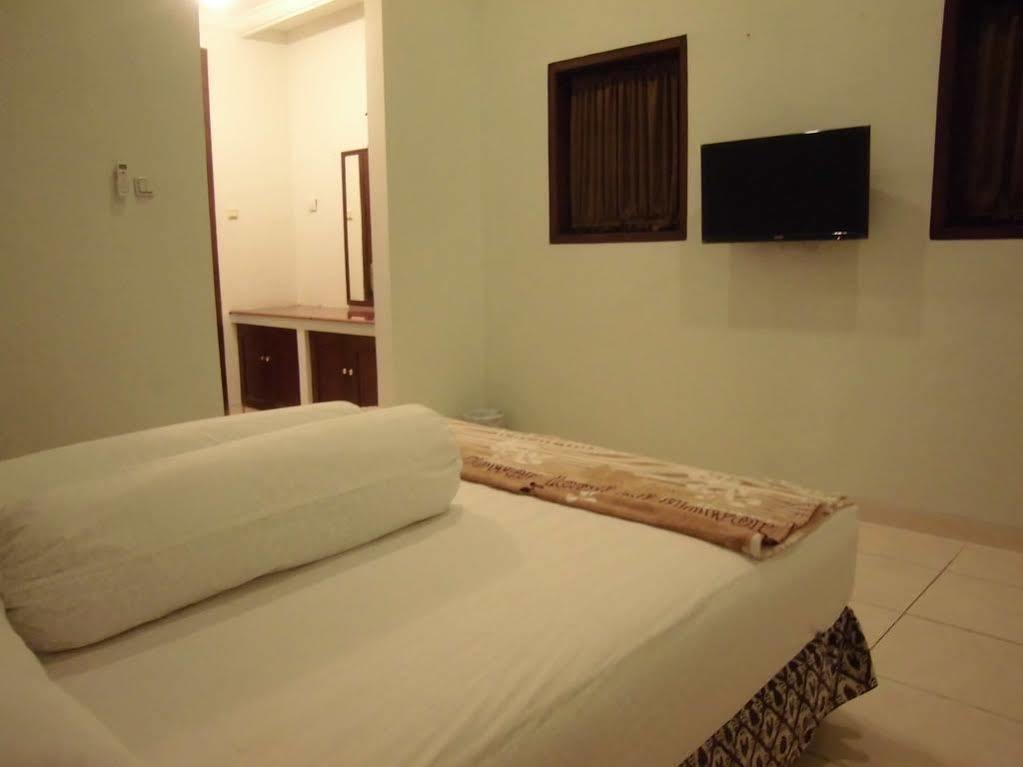 Griya Putri Dewi Guesthouse Yogyakarta Esterno foto
