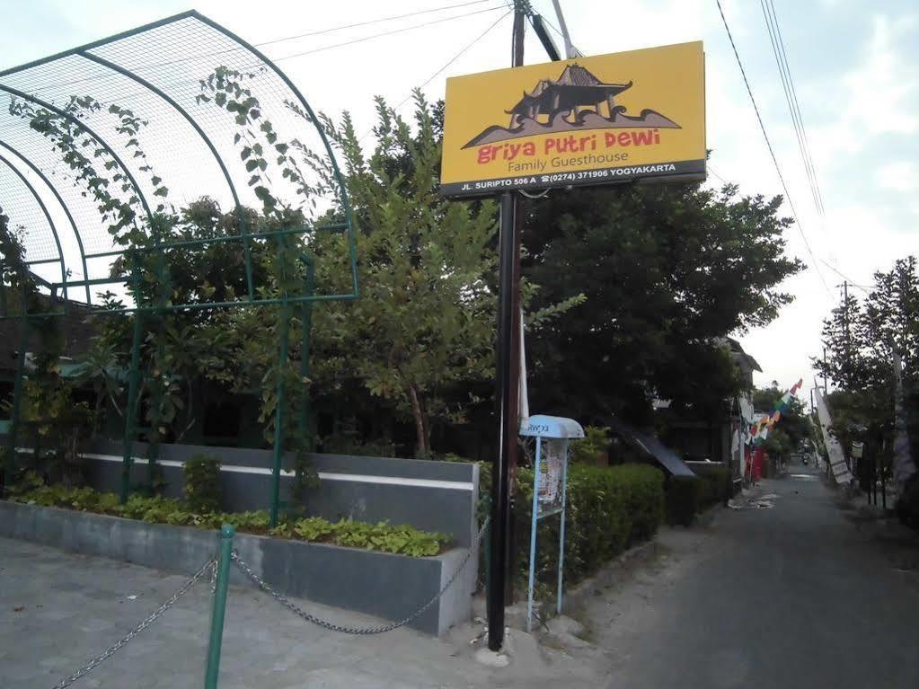 Griya Putri Dewi Guesthouse Yogyakarta Esterno foto