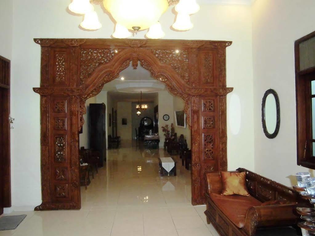Griya Putri Dewi Guesthouse Yogyakarta Esterno foto