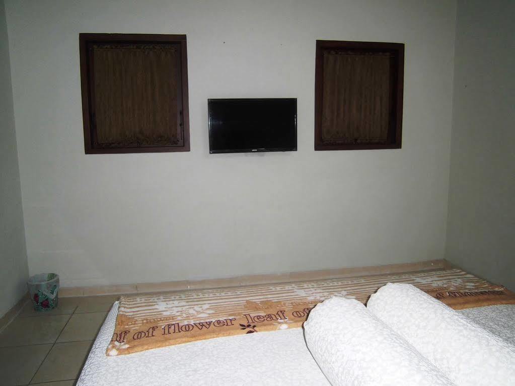 Griya Putri Dewi Guesthouse Yogyakarta Esterno foto
